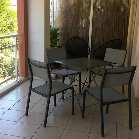 Appartement : T2 Avec Clim, Piscine & Parking Au Port - Fr-1-335-190 *